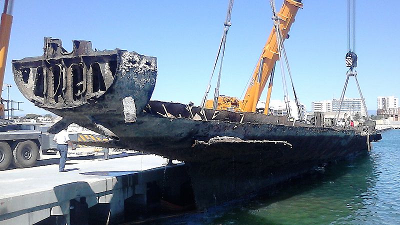 Desguace del submarino Marsopa en el puerto de Vinaròs