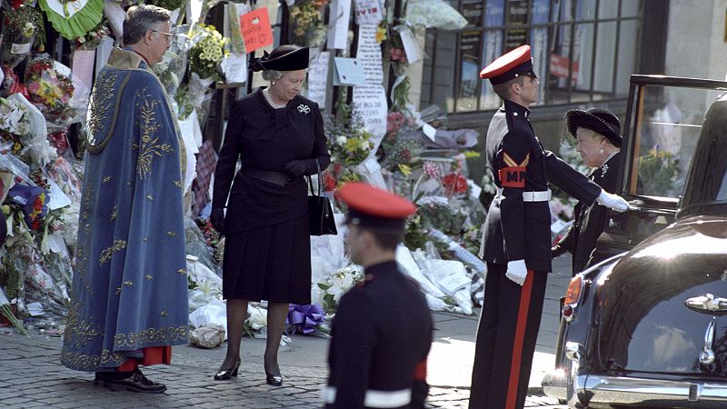 Septiembre de 1997: Isabel, acompañada de la Reina Madre, llega a la Abadía de Westminster, donde se celebra el funeral por la princesa Diana de Gales, fallecida en un accidente de tráfico junto a su amigo Dodi Al Fayeh. Este fue uno de los momentos