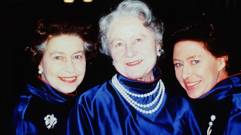 La Reina Madre posa junto sus hijas Isabel II y Margarita de Inglaterra, en 1980