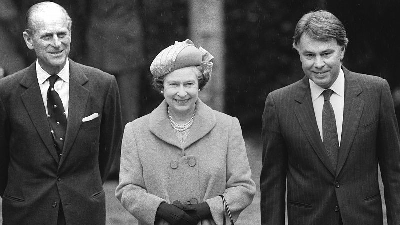 La reina Isabel II de Inglaterra y el Duque de Edimburgo, junto al presidente del Gobierno español, Felipe González, durante la visita de la monarca a España, en 1988.