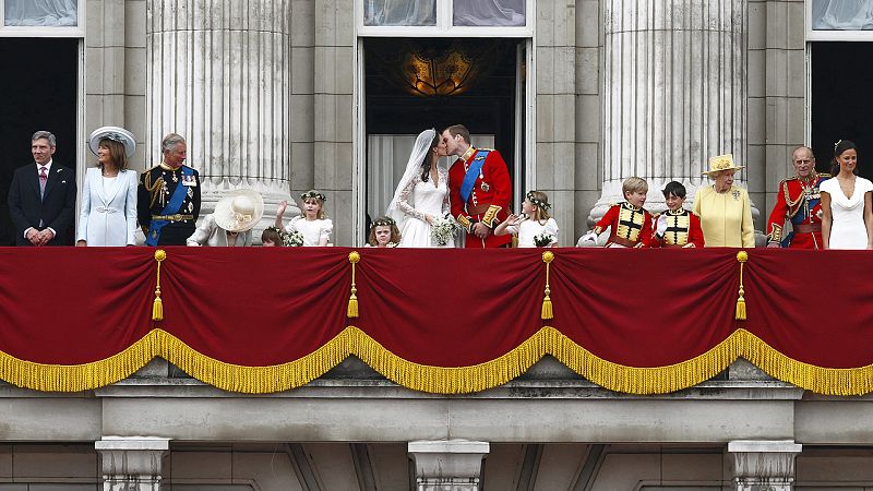 El príncipe Guillermo y su esposa Catalina, nuevos duques de Cambridge, se besan en el balcón del palacio de Buckingham el día de su boda, el 29 de abril de 2011