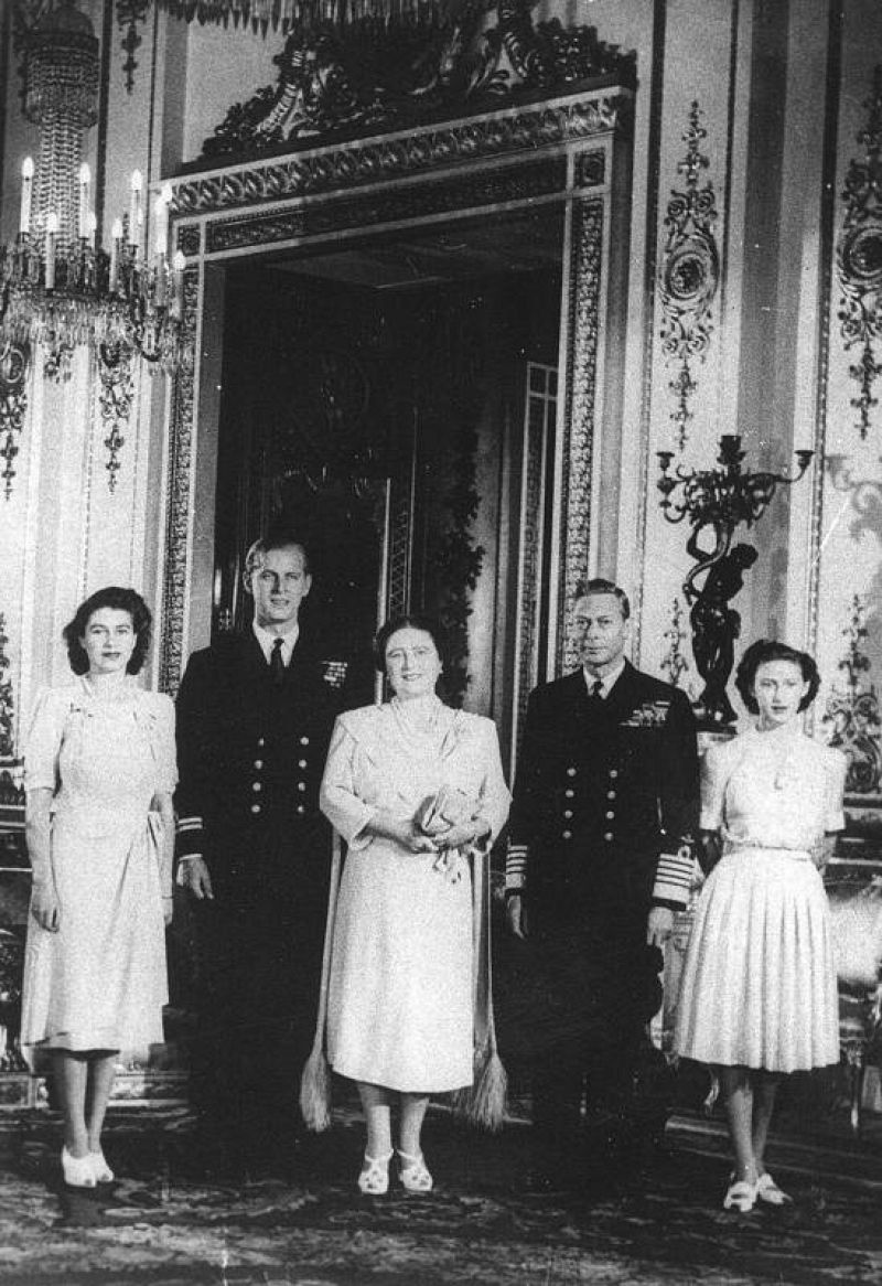 La princesa y su familia en el primer retrato con su prometido, Felipe Mountbatten, futuro Duque de Edimburgo. 