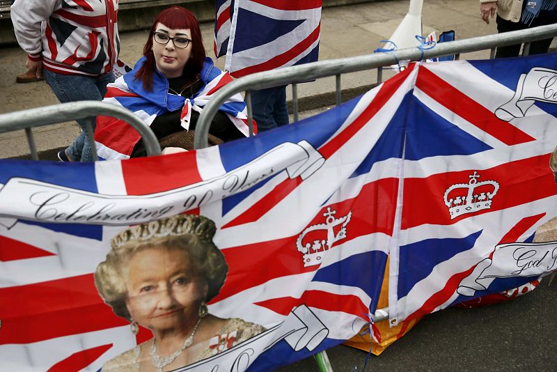 Royal fans gather to celebrate Queen Elizabeth's 90th birthday in Windsor