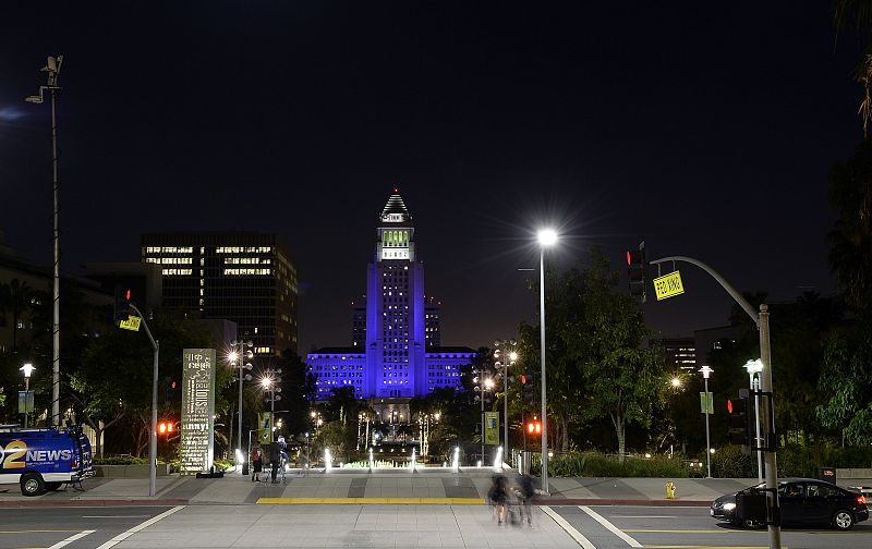 El Ayuntamiento de Los Ángeles, iluminado de púrpura