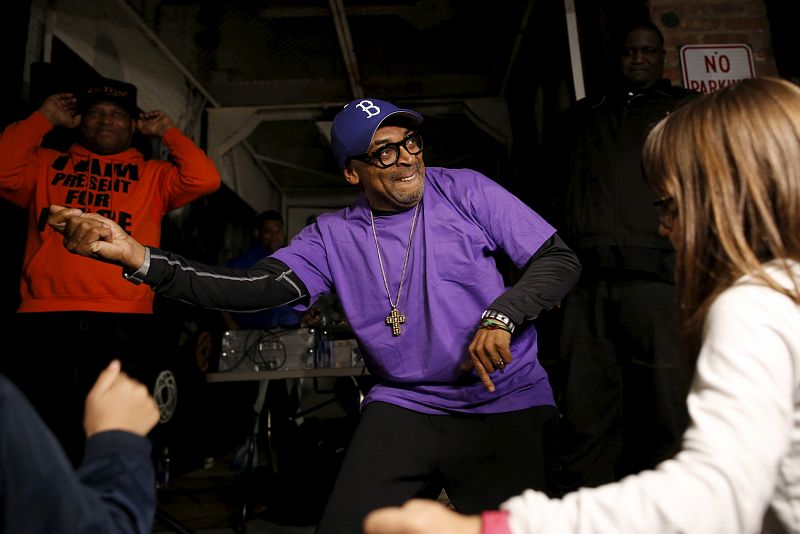 El director de cine Spike Lee baila en la calle en un acto para recordar a Prince en el barrio neoyorquino de Brooklyn