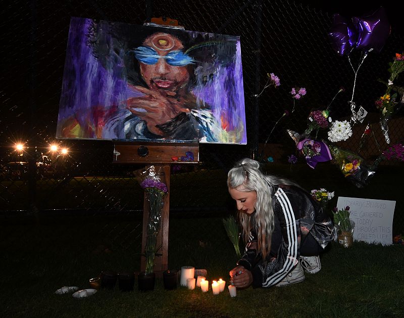 Los fans de Prince encienden velas para recordar al artista en el residencial de Paisley Park en Minneapolis