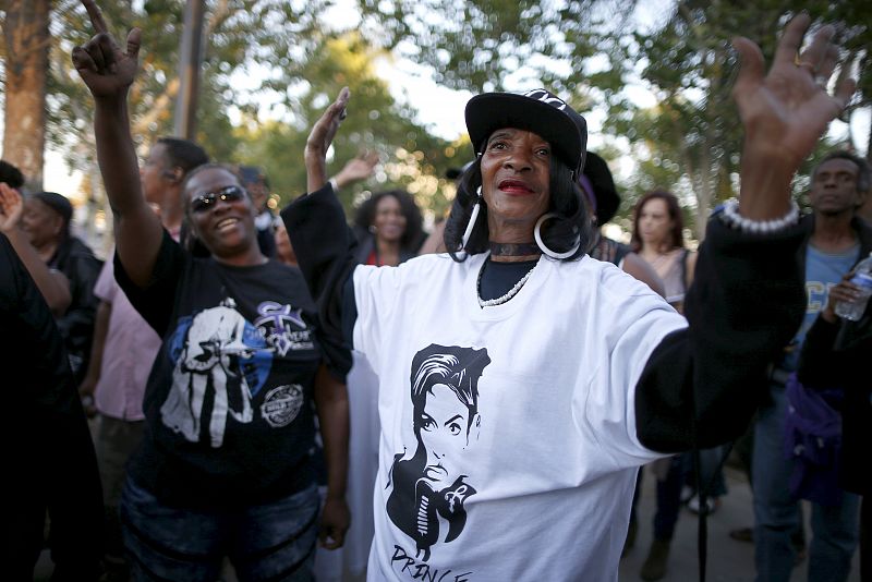 Varios ciudadanos bailan en una vigilia para conmemorar la muerte de Prince en Los Ángeles