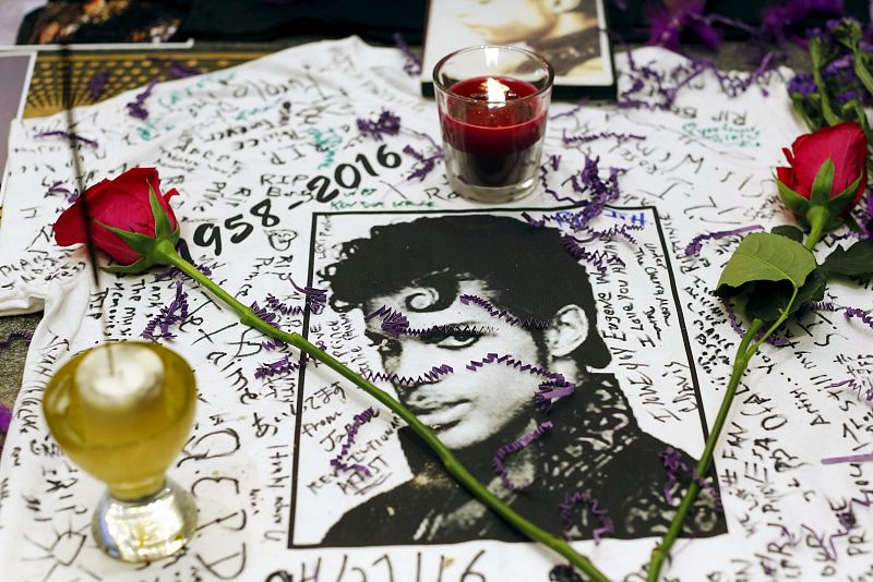 Altar improvisado para recordar a Prince en el Teatro Apollo de Harlem en Nueva York