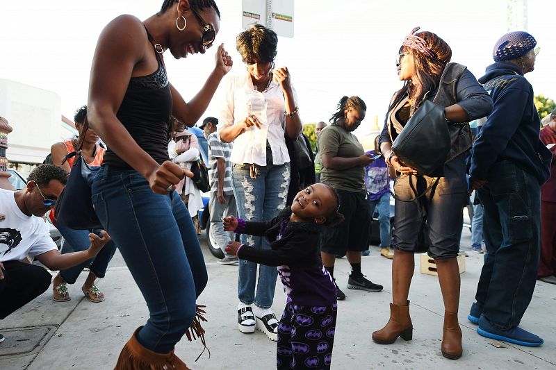 Fans de Prince bailan en la calle que lleva su nombre en Leimert Park, en Los Ángeles