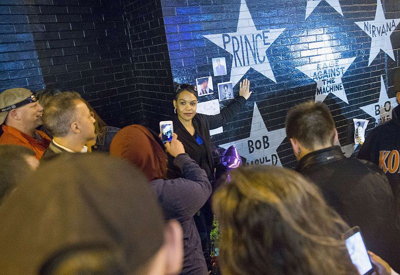 La gente visita el memorial a Prince en las afueras del club 'First Avenue' en Minnesota