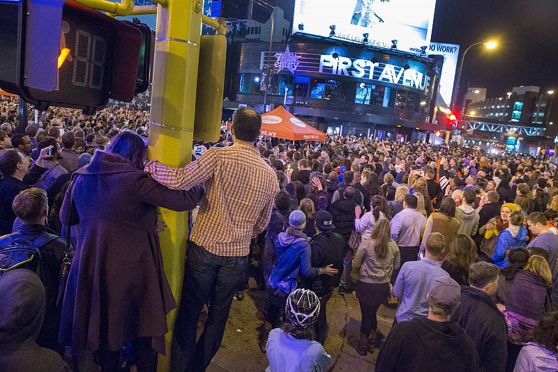 Seguidores de Prince se congregan a las afueras del club 'First Avenue' para recordarle