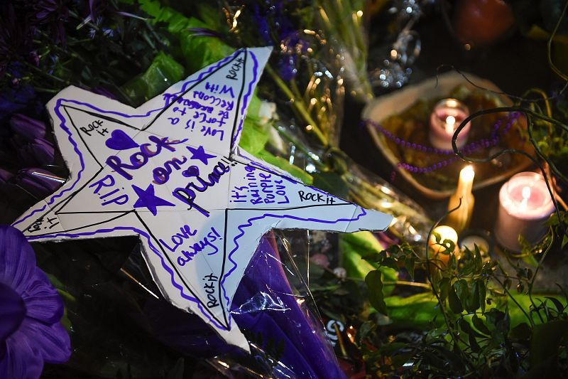 Flores, mensajes y velas en honor al fallecido músico Prince han sido colocados a las puertas del club nocturno 'First Avenue'