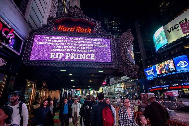 Recuerdo a Prince en Times Square en Nueva York