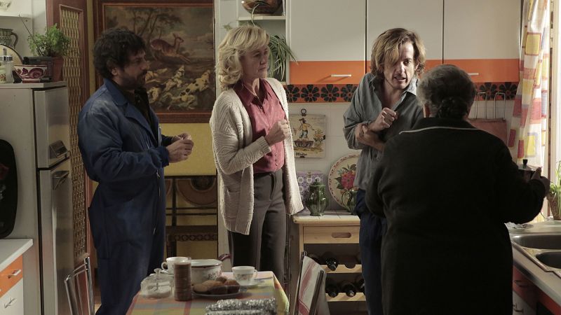 Cuéntame cómo pasó - El albañil se pone agresivo con Herminia