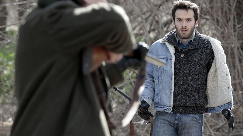 Cuéntame cómo pasó - Carlos es apuntado por Mauro