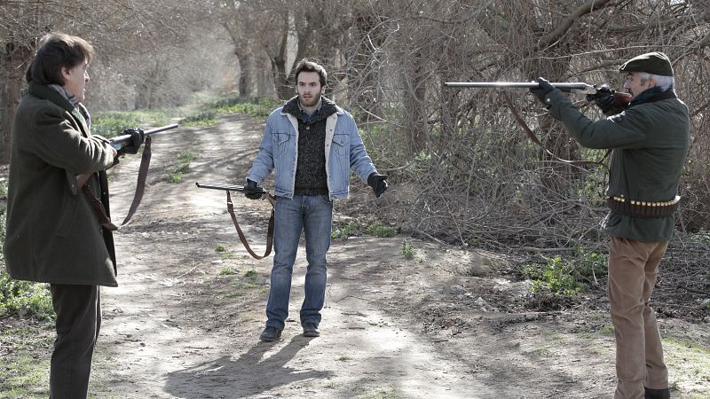 Cuéntame cómo pasó - Mauro apunta a Carlos delante de Antonio