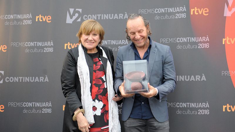 Montse Mompó, periodista de TVE a Catalunya i artífex dels Premis Continuarà ha entregat el premi al dissenyador Custo Dalmau, guardonat per la seva projecció internacional