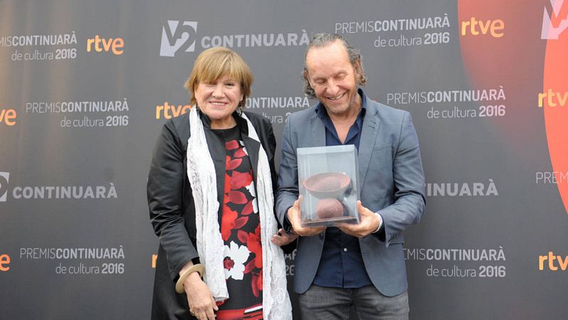 Montse Mompó, periodista de TVE a Catalunya i artífex dels Premis Continuarà ha entregat el premi al dissenyador Custo Dalmau, guardonat per la seva projecció internacional