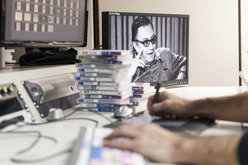 En el monitor de la sala de edición de "Joan Brossa, poeta transditable" podemos ver una imagen de la entrevista en el programa 'A fondo'