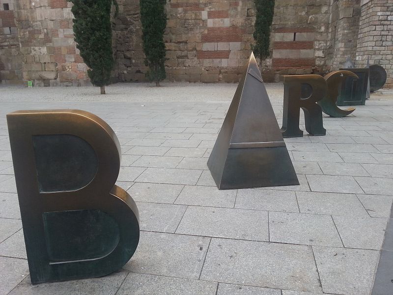 La instalación "Barcino", del poeta visual Joan Brossa, está en la Plaza de la Catedral, en Barcelona