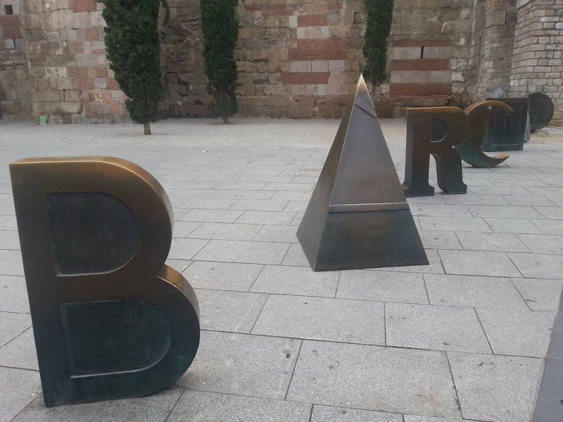   La instalación "Barcino", del poeta visual Joan Brossa, está en la Plaza de la Catedral, en Barcelona