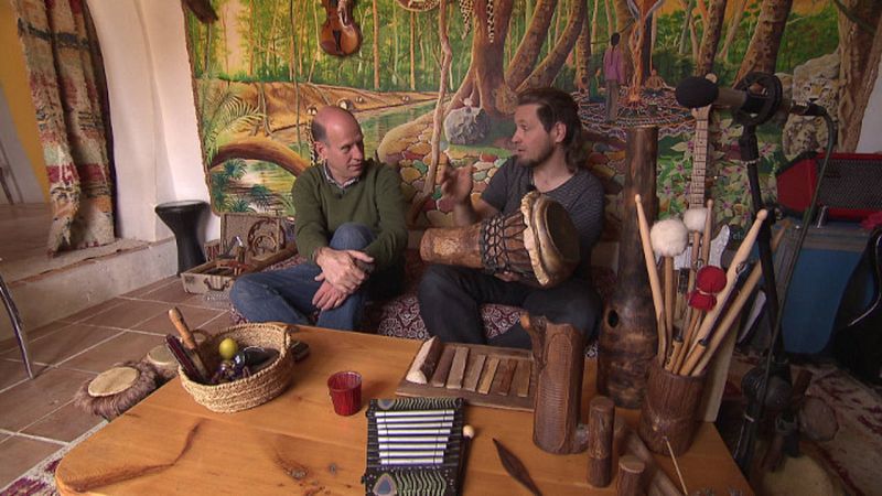 Timbe Berndhart contruye instrumentos con el tallo de la pita.