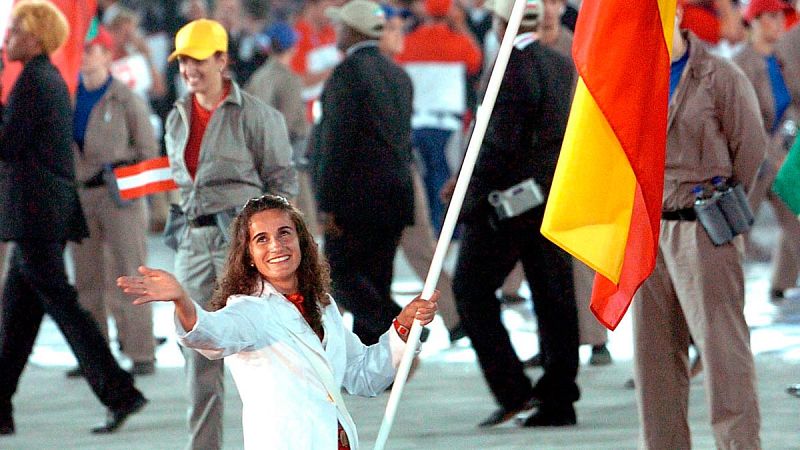 La primera medallista en portar una bandera, Isabel Fernández