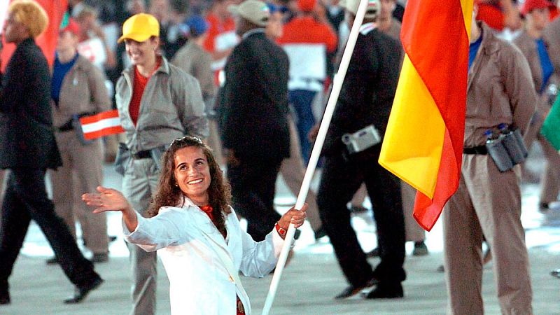 La primera medallista en portar una bandera, Isabel Fernández