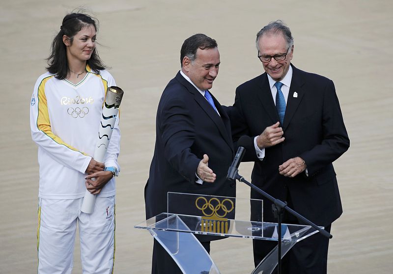 Spyros Capralos le ha entragado la antorcha a Carlos Nuzman.