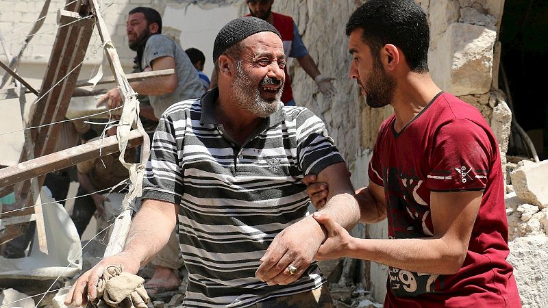 Un hombre llora tras el bombardeo en Kalasa. Gobierno y oposición se acusan mutuamente de violar el alto el fuego acordado en febrero. AFP PHOTO / AMEER ALHALBI