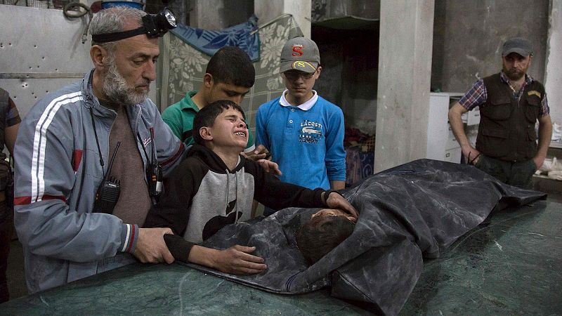 Un niño llora la muerte de un familiar en el bombardeo del barrio de Sukur. AFP PHOTO / KARAM AL-MASRI
