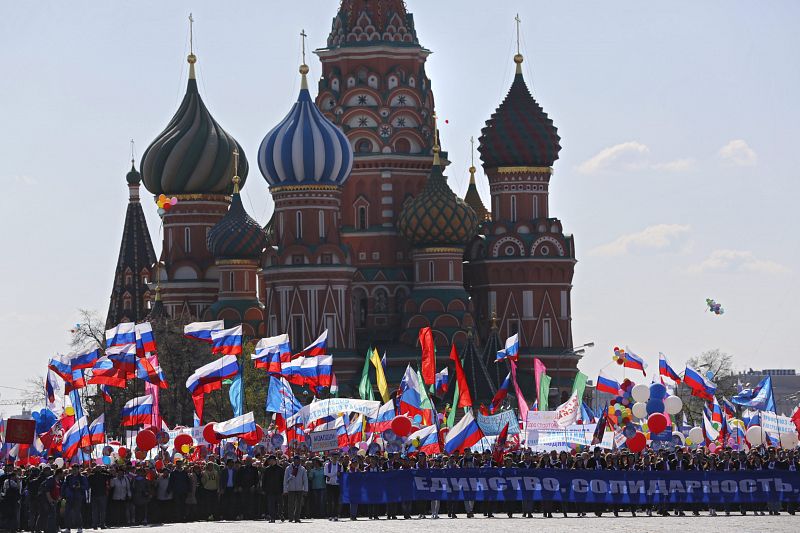 La Plaza Roja moscovita, colorido en el día del Trabajo