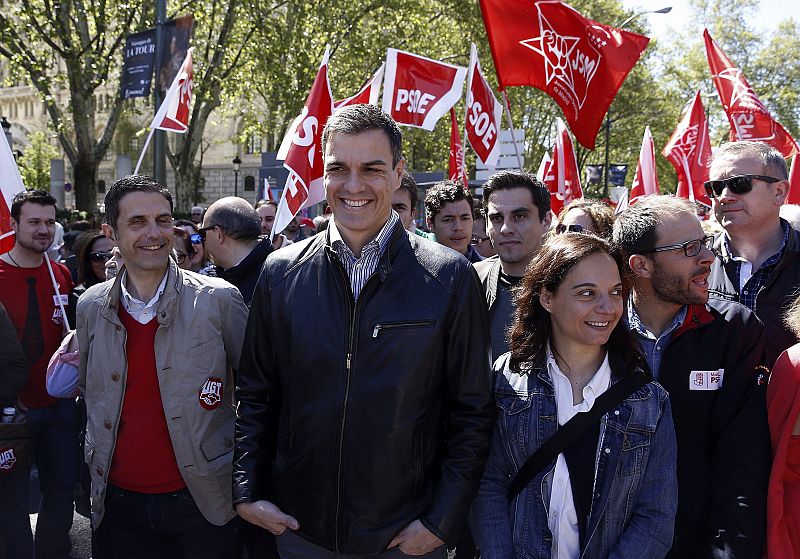 El líder del PSOE, Pedro Sánchez, acompañado por la secretaria general del PSM, Sara Hernández, en Madrid