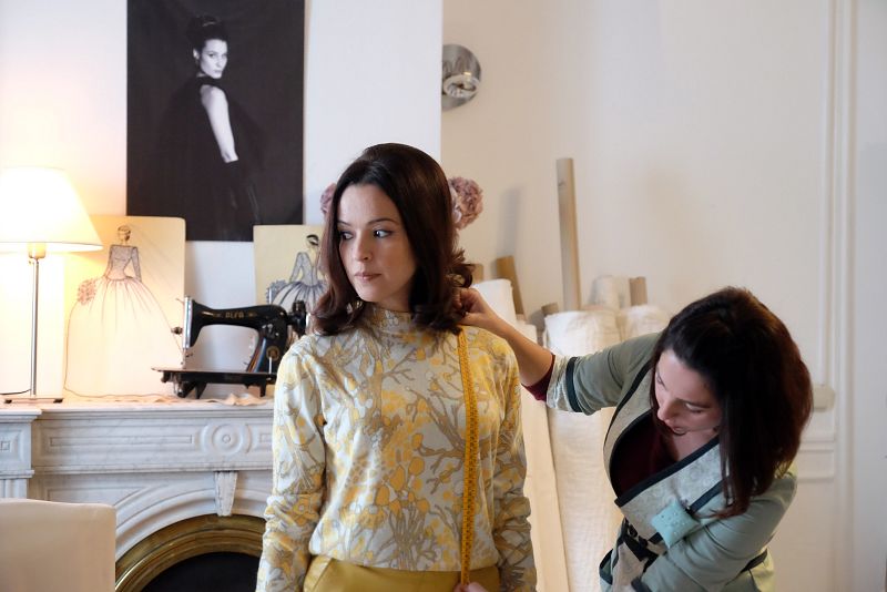 Clara se infiltra en el piso sospechoso