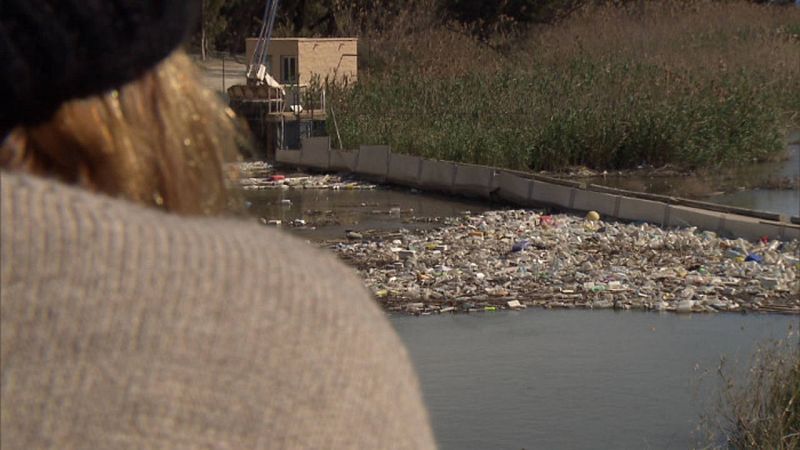 Punto negro en la desembocadura del río Segura en Guardamar.