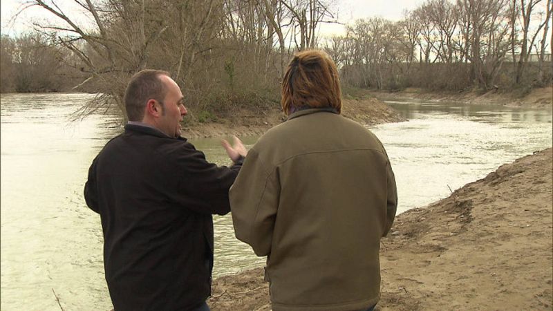Mikel Goikoetxea, de Gestión Ambiental de Navarra, ante una de las actuaciones de ampliación del cauce en el ría Aragón.