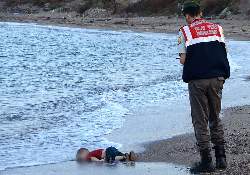 El niño Aylan Kurdi yace ahogado en la playa turca de Bodrum