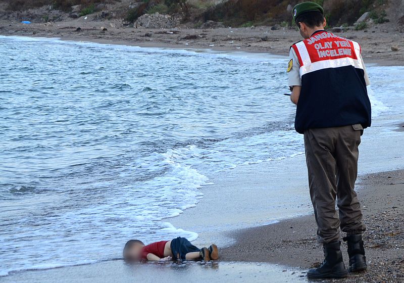 El niño Aylan Kurdi yace ahogado en la playa turca de Bodrum