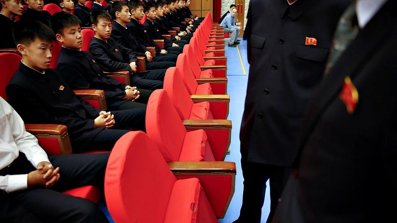 Varios espectadores esperan el inicio de un festival previo al VII Congreso del Partido de los Trabajadores de Corea del Norte