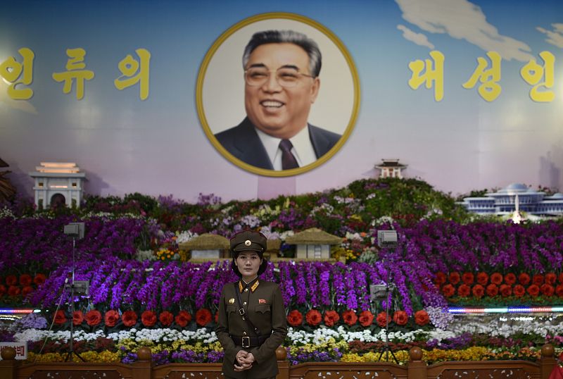 Visitantes ante el retrato de Kim II-sung durante el Immortal Flower Festival "Kimilsungia" en Pionyang (Corea del Norte).