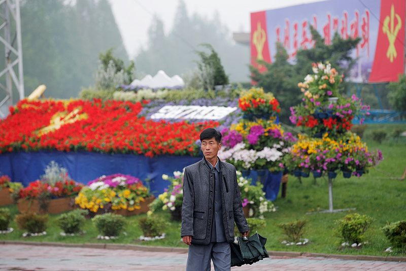 Los alrededores de la Casa de la Cultural del 25 de abril decorados para el evento político.K) congress in Pyongyang