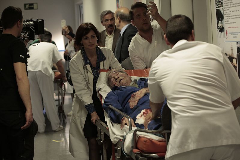 Cuéntame cómo pasó - Marta lleva la camilla de Ramón