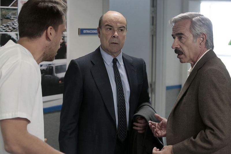 Cuéntame cómo pasó - Antonio, con Luis Olmedilla en el hospital