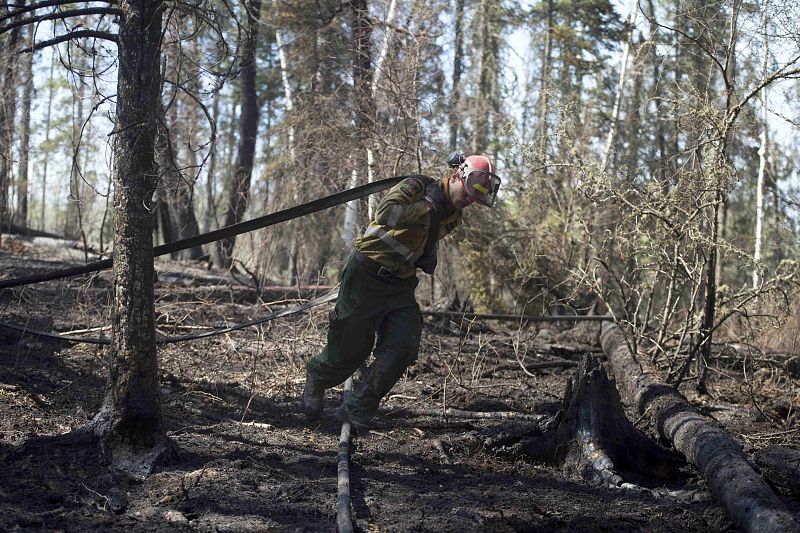 Un bombero canadiense trabaja en las labores de extinción