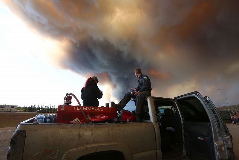 Un grupo trata de rescatar animales en Fort McMurray