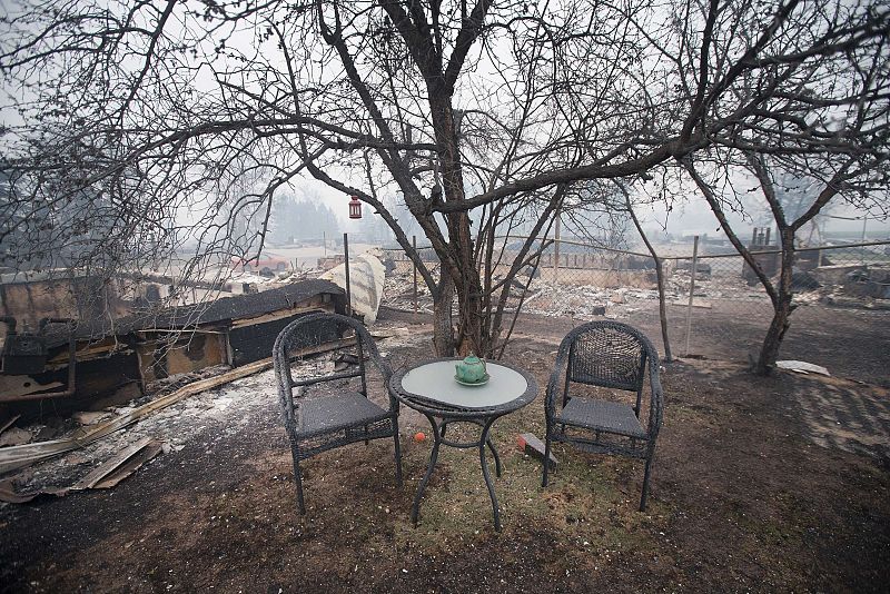 Casas destruidas por el fuego en un barrio de Fort McMurray