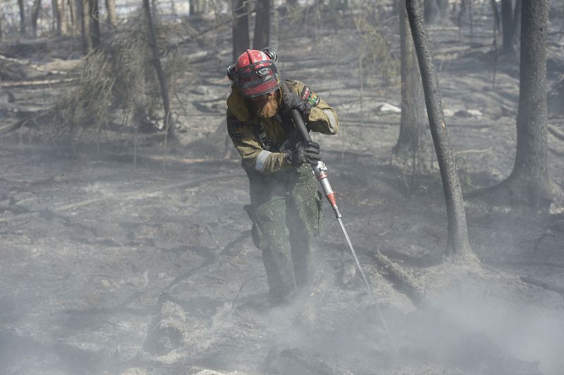 Un bombero trabaja en el área de Parsons Creek en Fort McMurray