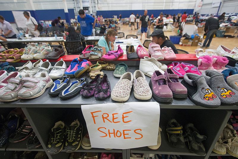 Zapatos donados para los evacuados en el centro de Lac La Biche