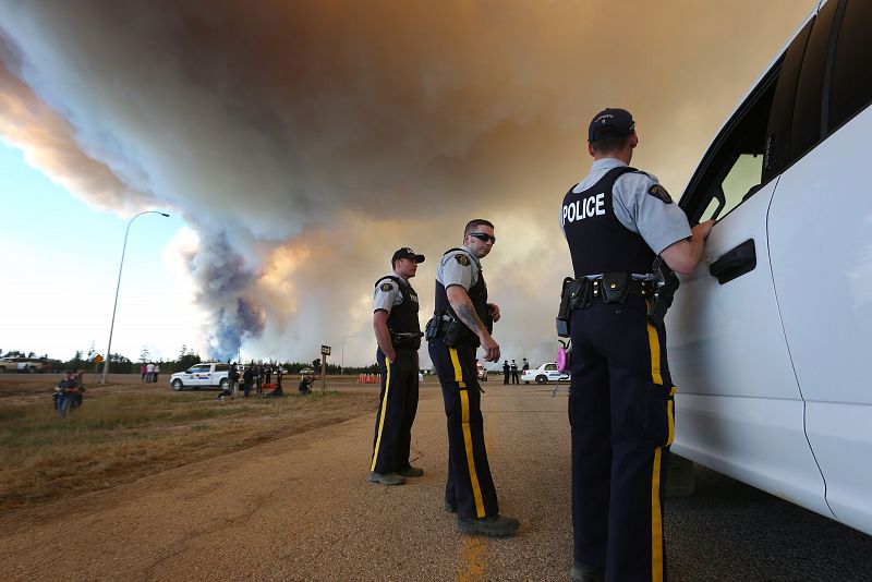 Agentes de Policía trabajan en una carretera cerca de la zona de Fort McMurray para controlar la situación