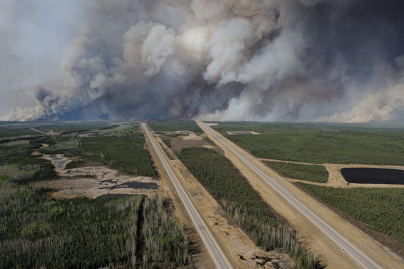 Imagen aérea del fuego en el sur de Fort McMurray tomada desde un helicóptero de Defensa